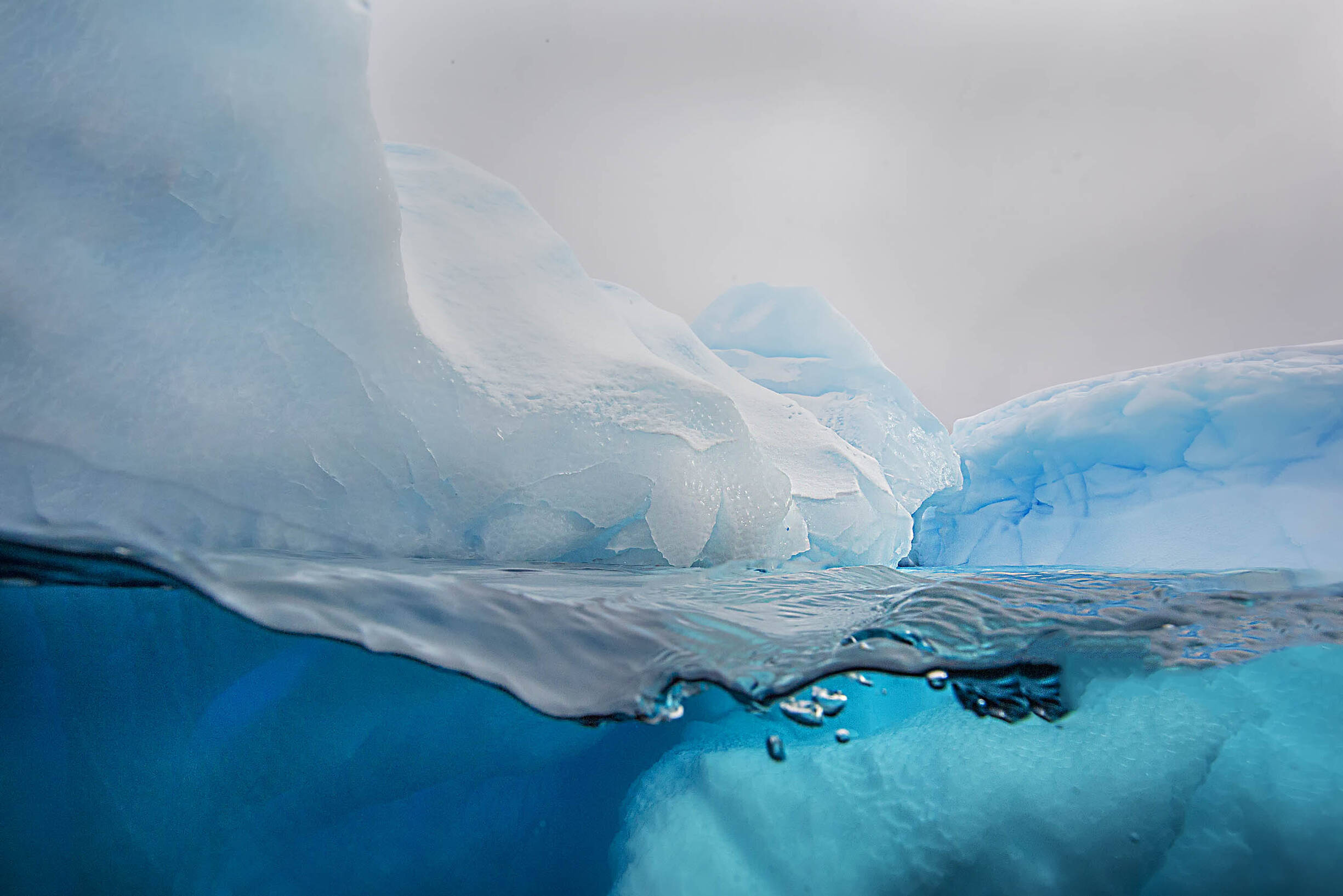 南极洲的马图谢维奇冰川 (© NASA)