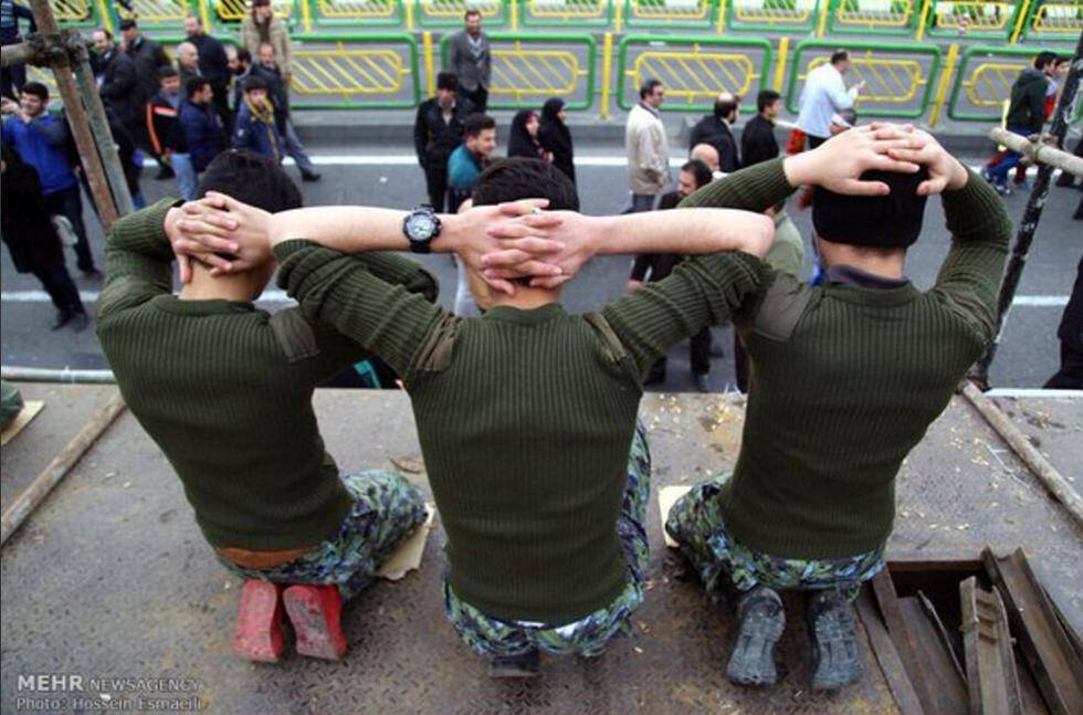 伊朗花车游行 重现美军士兵抱头下跪投降画面