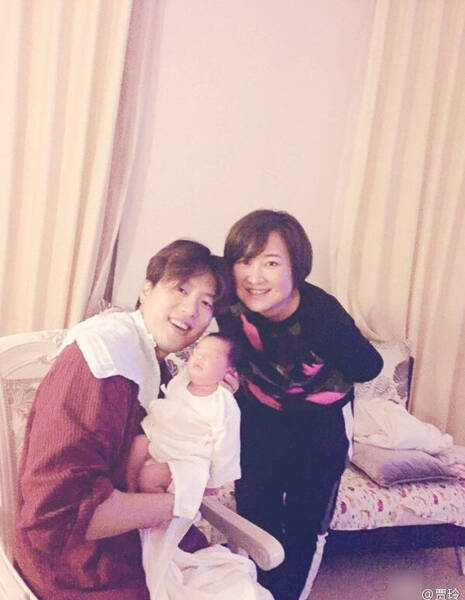 凌潇肃儿子百日宴 唐一菲素颜出镜