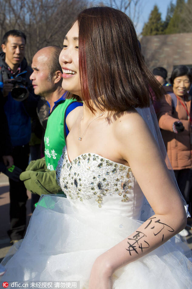 真的脱光了!北京奥森光猪跑 比基尼美女抢镜_手机凤凰网