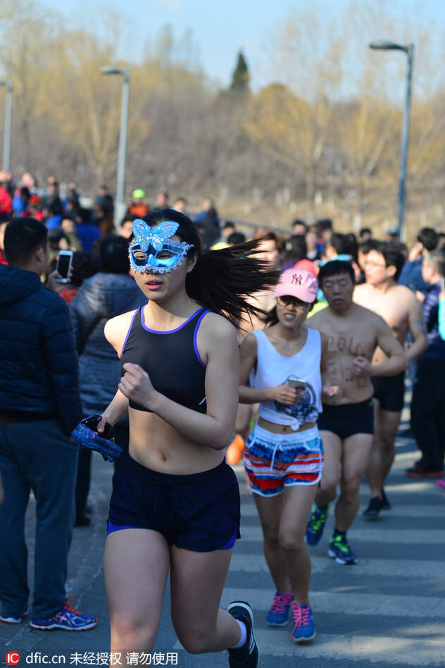真的脱光了!北京奥森光猪跑 比基尼美女抢镜_手机凤凰网