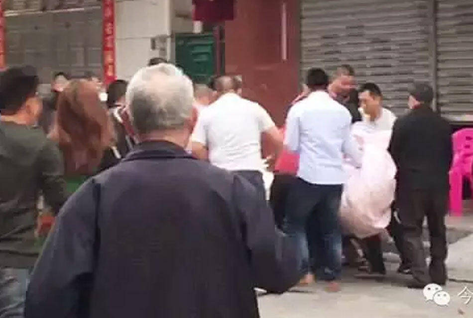 男孩从5楼阳台掉下瞬间 街坊拉棉被接住_手机凤凰网
