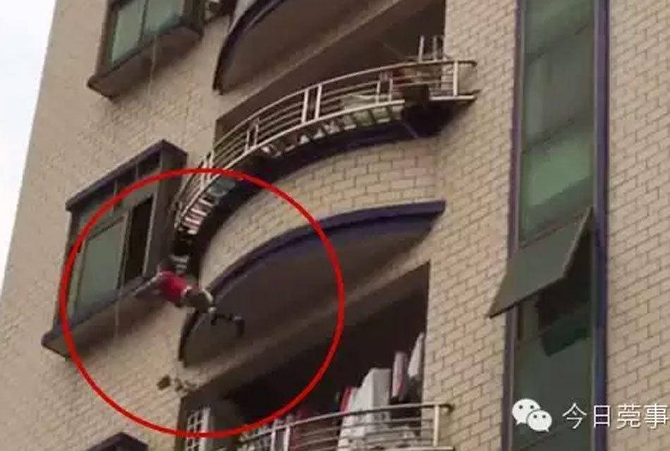 男孩从5楼阳台掉下瞬间 街坊拉棉被接住_手机凤凰网