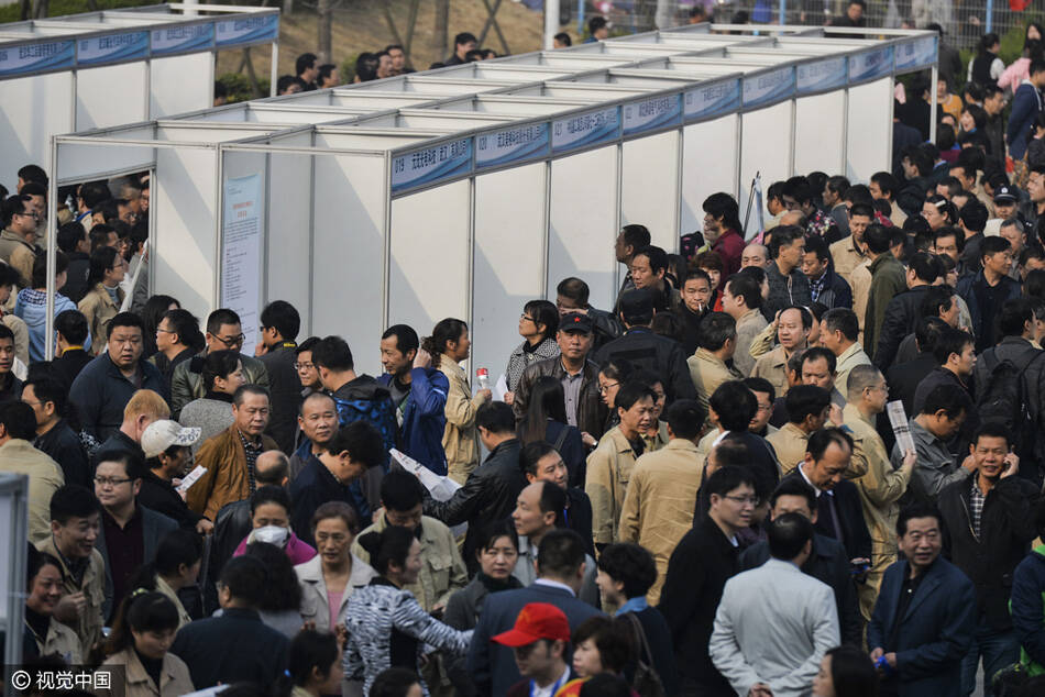 下岗武钢工人没脱工作服求职现场