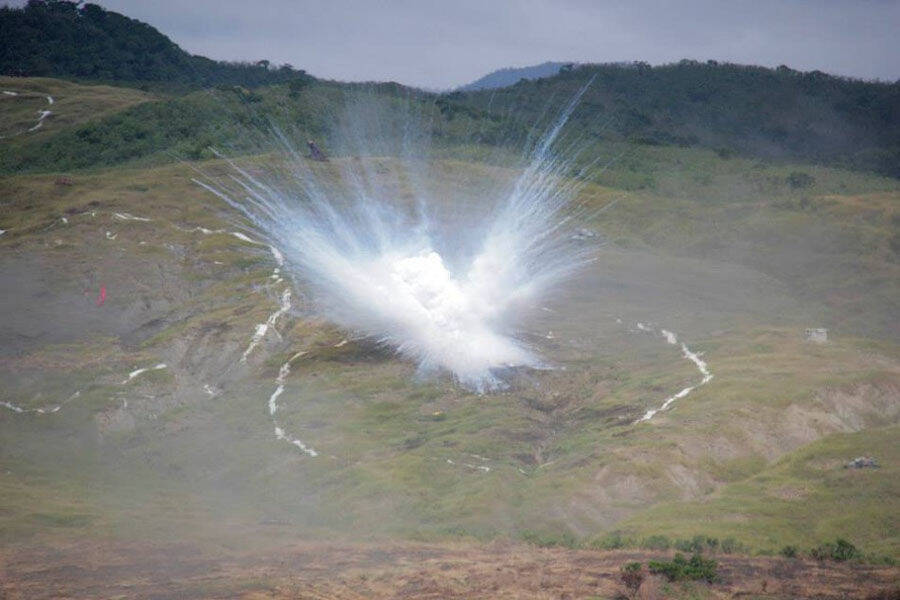 台军出动了陶式反坦克导弹发射车群,oh-58d武装侦察直升机,勇虎坦克群