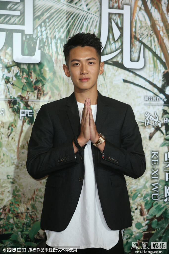 柯震东复出 略带羞涩忙拭汗