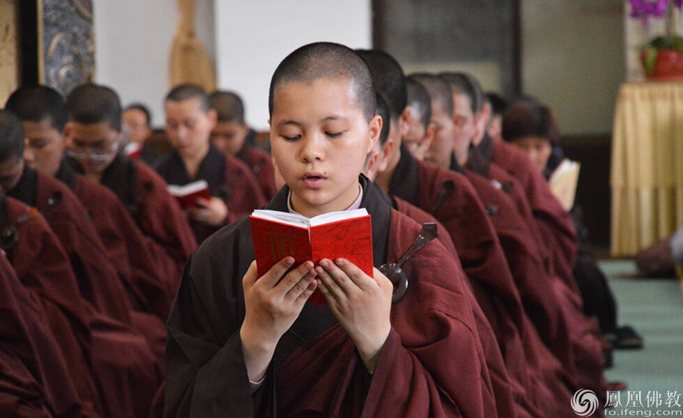 普寿寺全体尼众为唐山诵经祈福