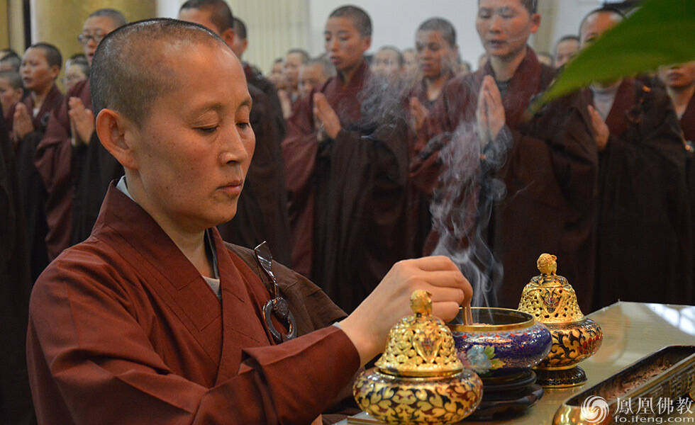 普寿寺全体尼众为唐山诵经祈福