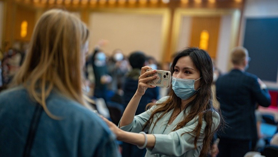 直击2023全国两会：大批中外记者齐聚一堂