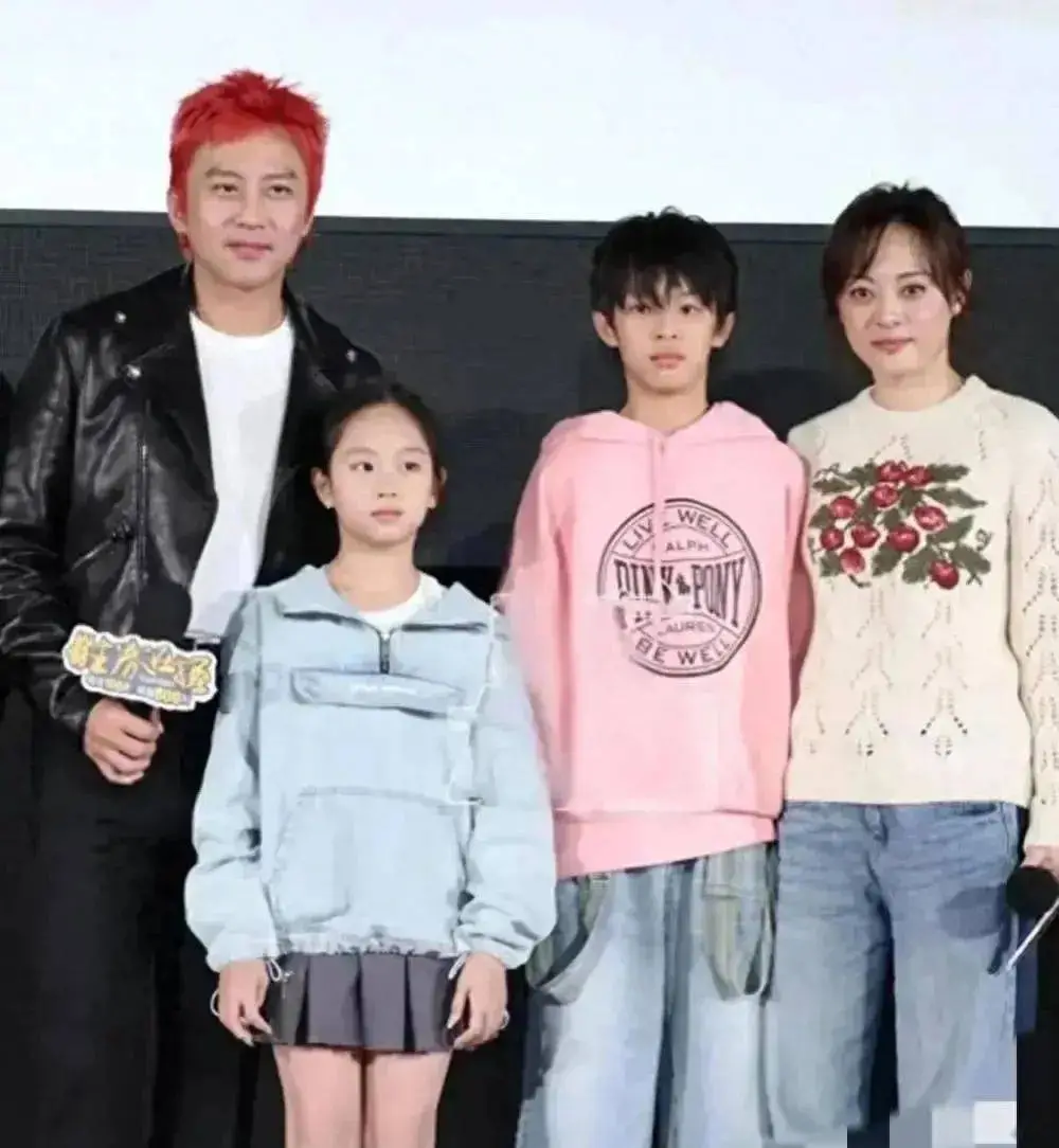 孙俪陪母亲聚会 孙妈齐刘海卷发年轻时尚 孙俪2月大婴儿照曝光