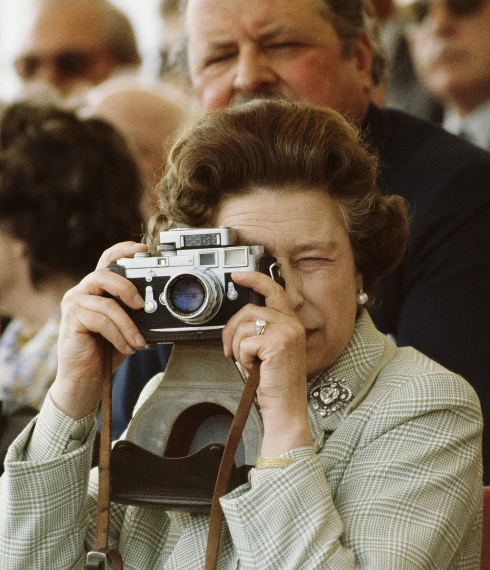 1982年5月16日，伊丽莎白女王在温莎马展上用她的徕卡M3相机为丈夫拍照。