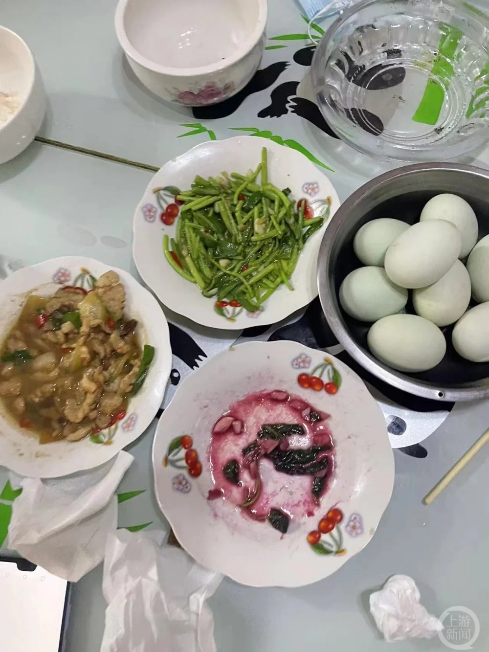 ▲经汉川警方鉴定，胡女士家中剩余汉菜中有毒鼠强成分。摄影/上游新闻记者 沈度