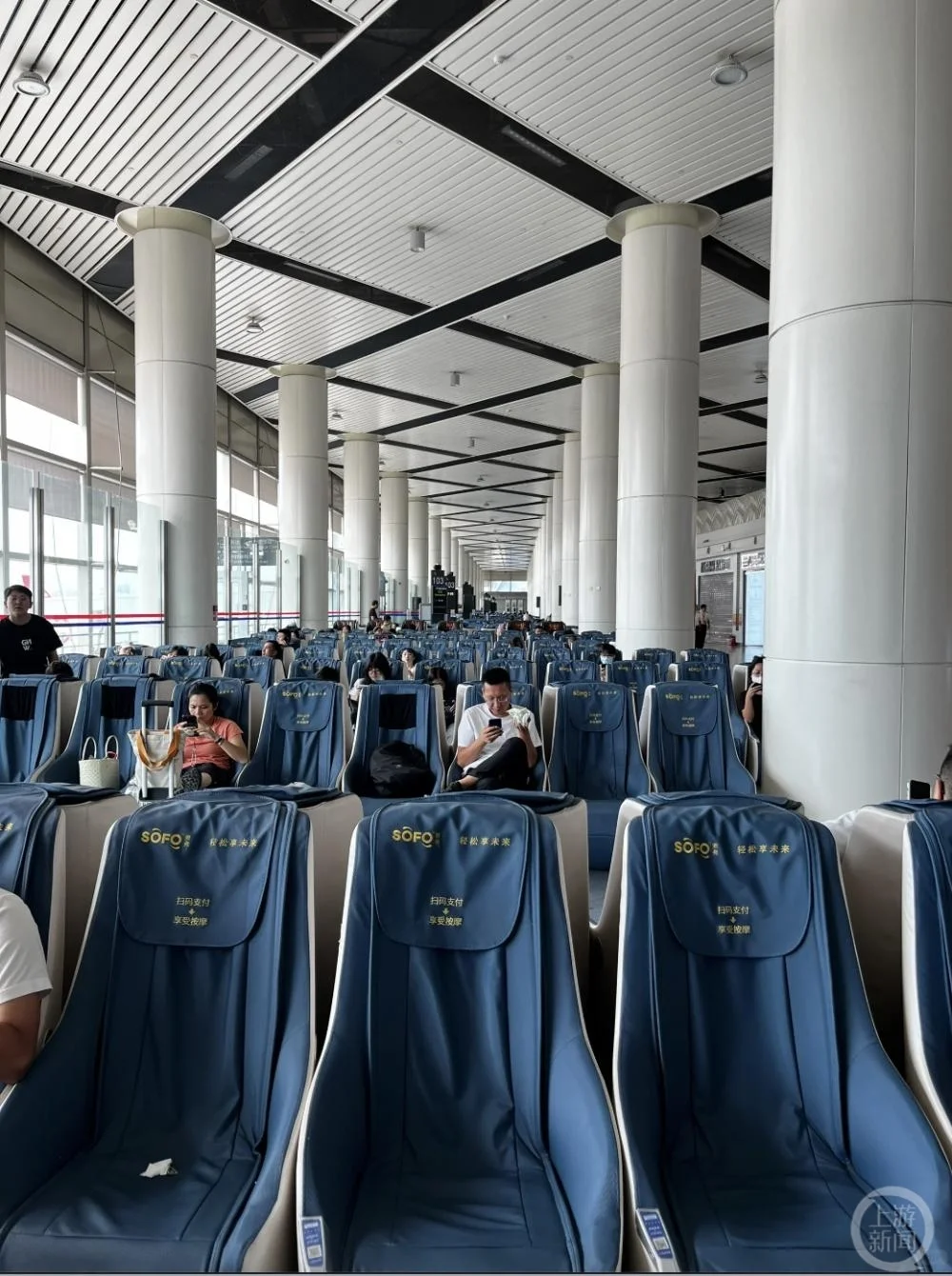 ▲太原机场摆放的共享按摩椅。图片来源/网络截图