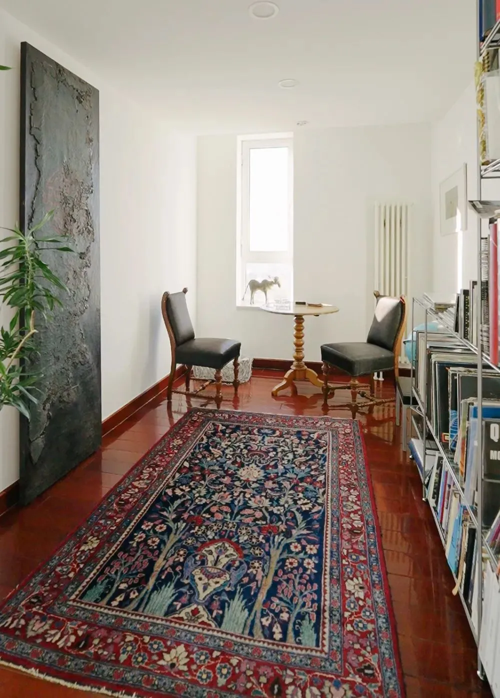 能看到国贸和胡同的阳台（上）和温馨的起居室角落（下）