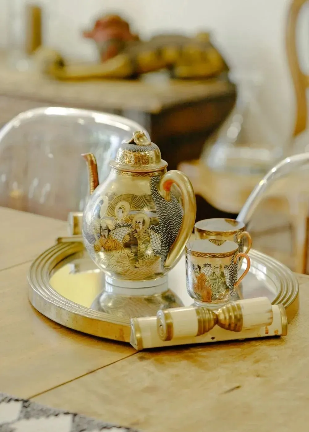 日常，她会用美丽的桌布和茶具来喝茶、招待朋友