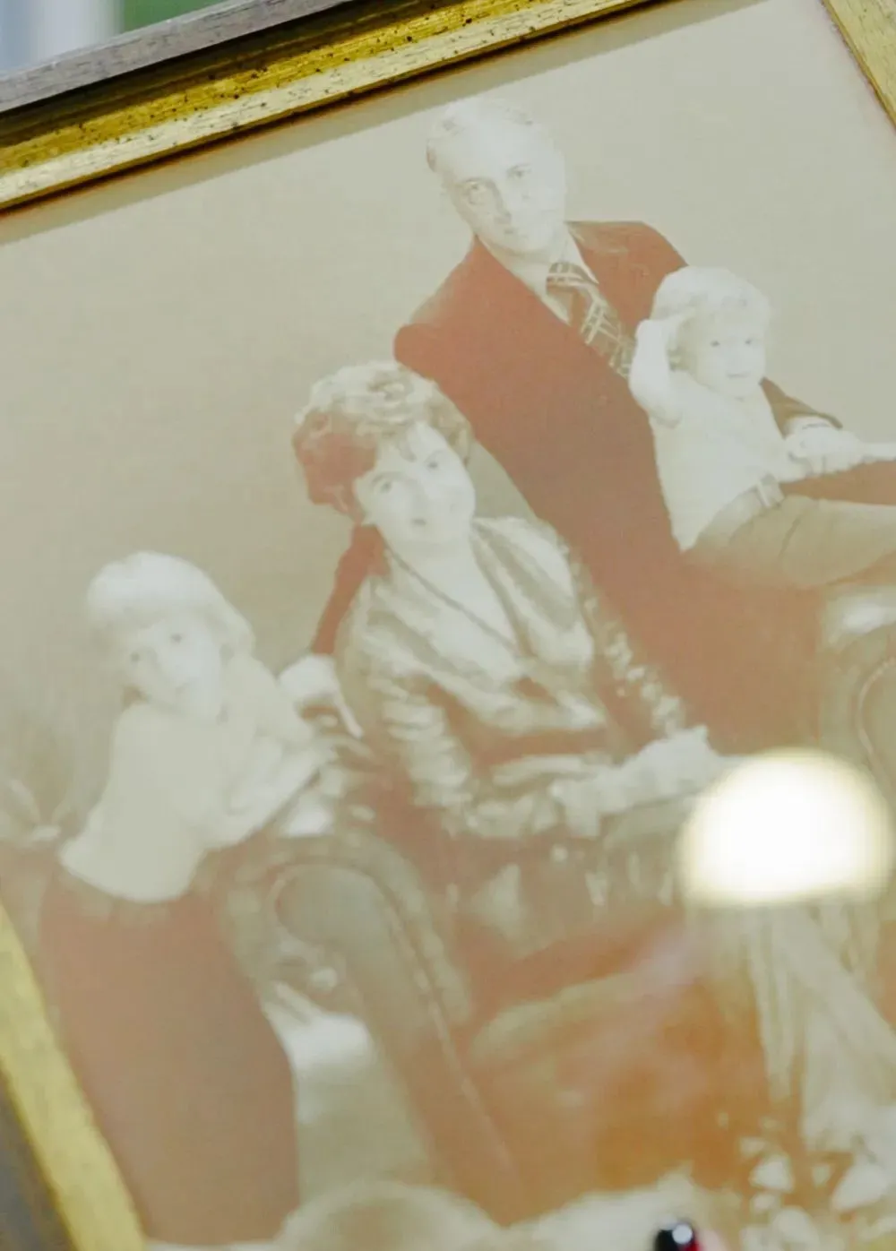 Andrea的家中放着一些老照片。分别为她的妈妈（上）和全家福（下）