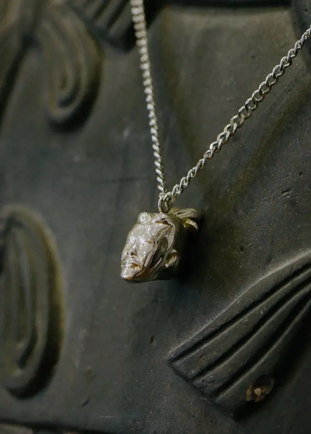 Andrea的朋友送给她一条兵马俑项链，挂在了兵马俑的脖子上