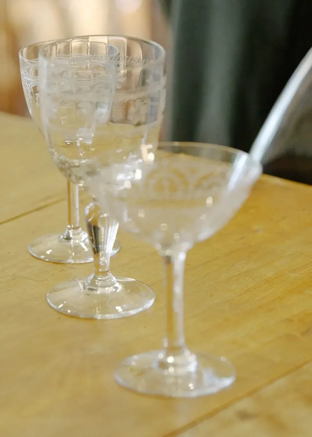 银质的刀具、餐叉和杯子。形态尺寸不同，也分别对应着不同的场景