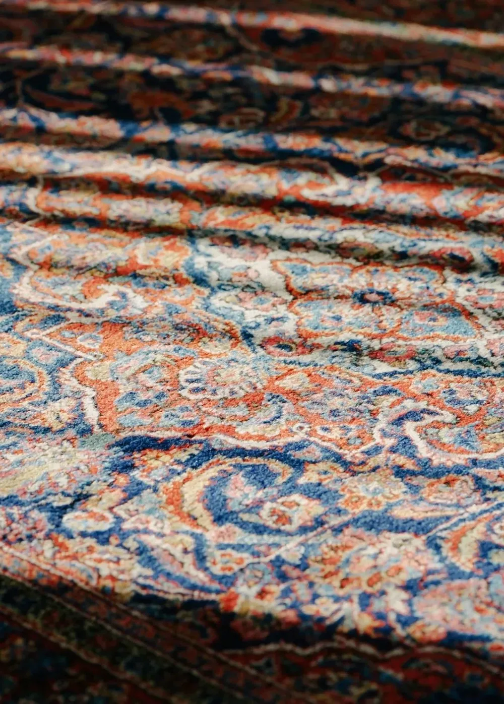 古董家具的有趣细节。柜子上的铜质钥匙（上）和地毯上的纹理（下）