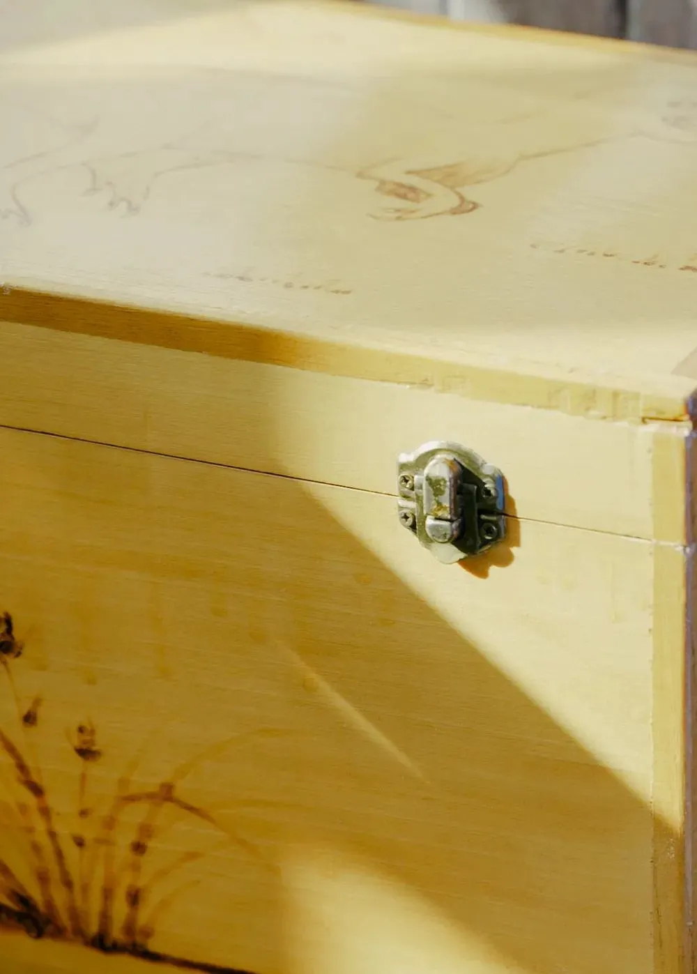 不规则的隐形抽屉（上）和箱子上精致的纹饰（下）