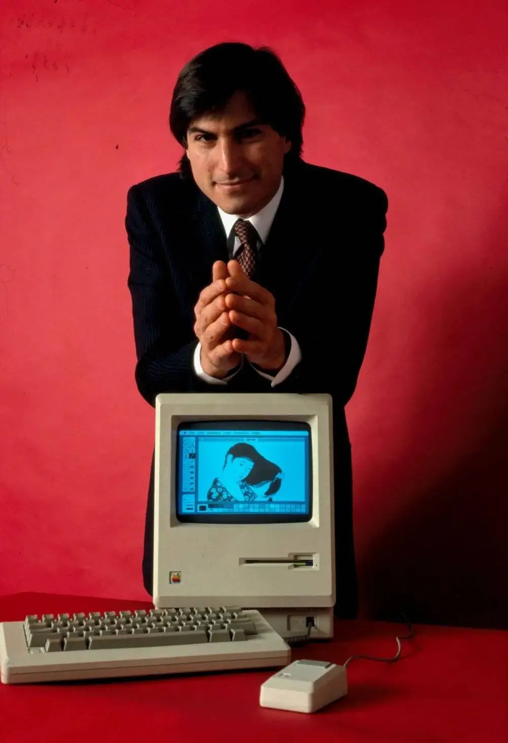Steve Jobs 与 Macintosh 128K(1984)—— 他让计算机从专业工具变成了每个人的伙伴。