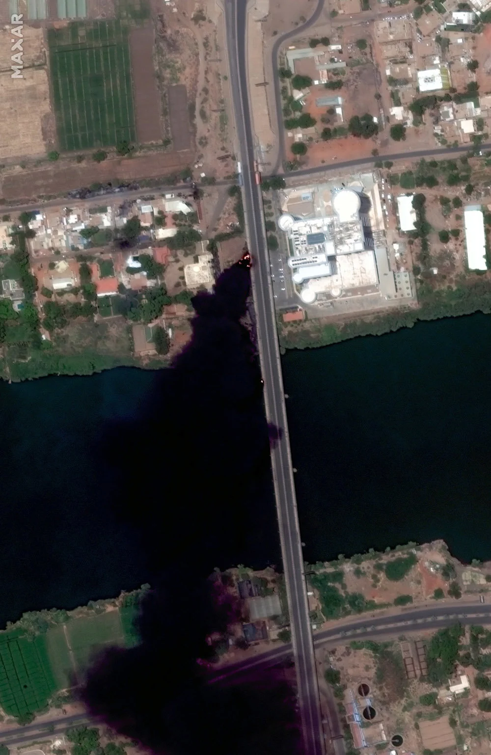 当地时间2023年4月16日报道，苏丹首都喀土穆，苏丹冲突还在持续，科巴尔桥发生火灾，旁边就是一家医院。澎湃影像 图