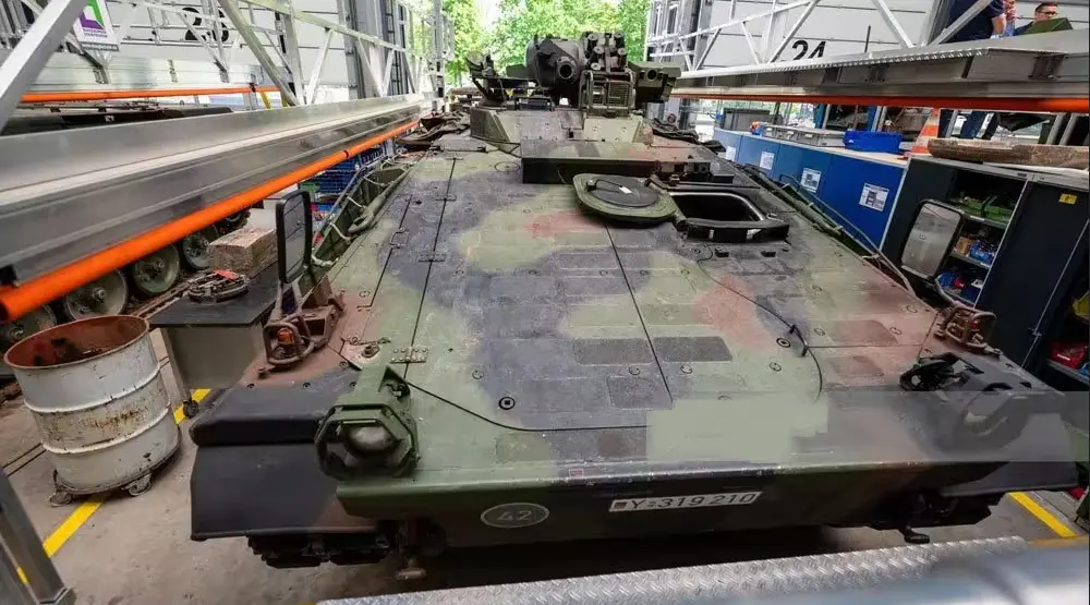 图为莱茵金属公司正在为乌克兰翻新“黄鼠狼”步兵战车
