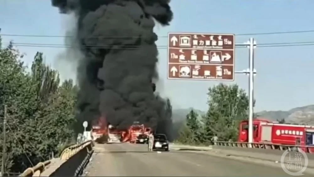 ▲呼和浩特110国道发生交通事故，多车起火。图片来源/网传视频截图
