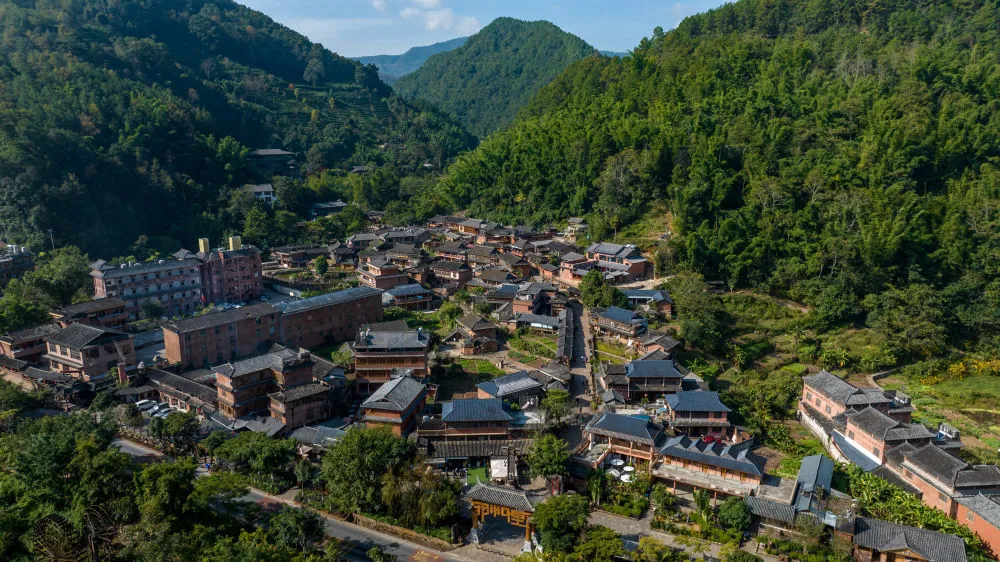 这是2023年11月29日拍摄的云南宁洱县那柯里茶马古道小镇。（无人机照片） 新华社记者 胡超 摄