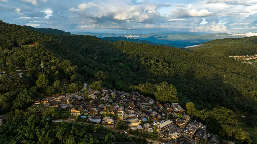 被山林与茶园环绕的云南普洱市景迈山翁基古寨一景（无人机全景照片，2023年9月18日摄）。新华社记者 胡超 摄