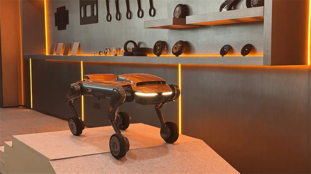 具微科技全球首家具身智能4s店开业，具微科技轮式四足机器人 “MOVENEW T1” 实体首次亮相(图5)