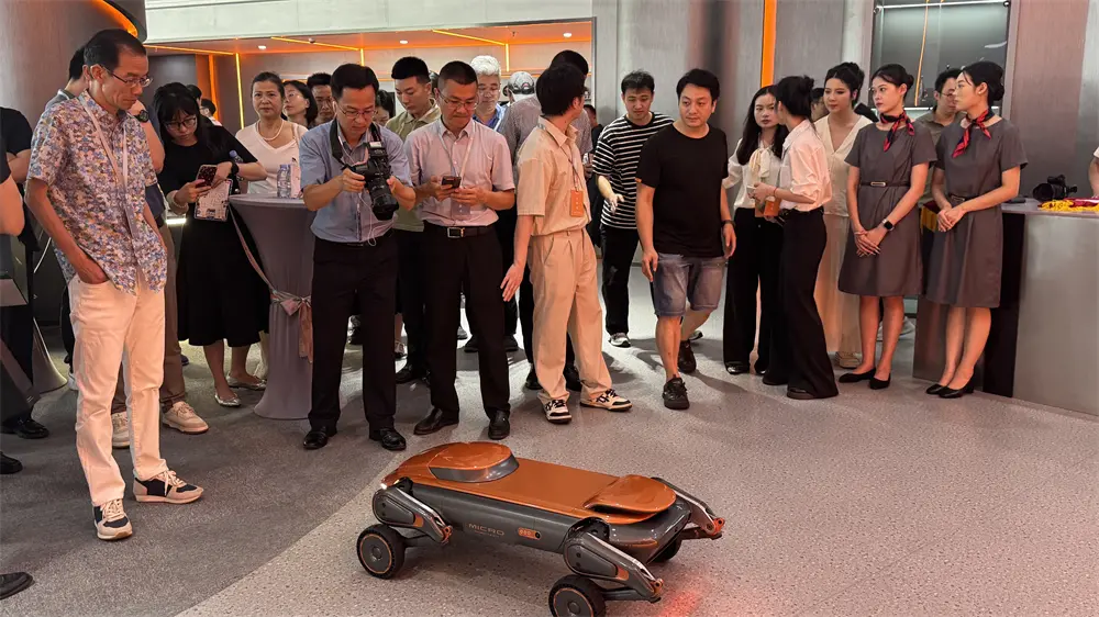 具微科技全球首家具身智能4s店开业，具微科技轮式四足机器人 “MOVENEW T1” 实体首次亮相(图3)