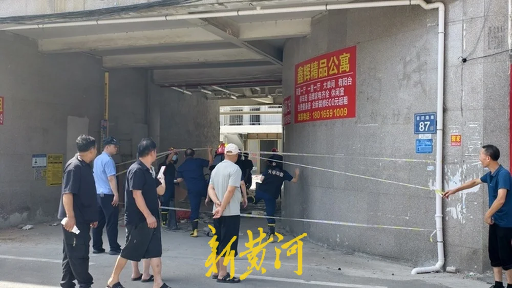 10日上午,火灾勘验人员进入现场