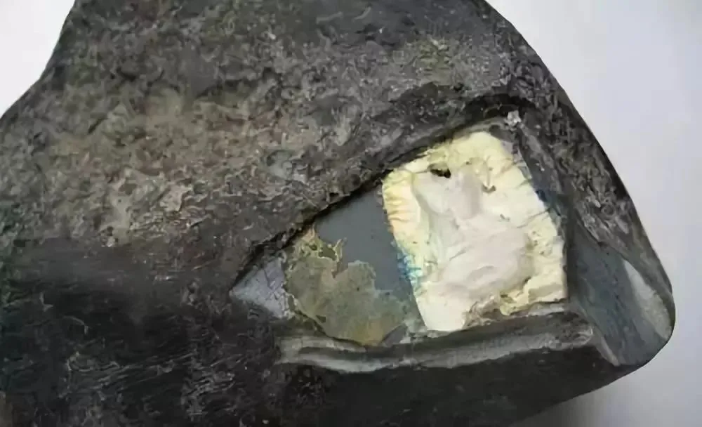 历史上最全真假翡翠原石鉴定判别方法，错过将后悔终生-怎样鉴定翡翠原石的真假