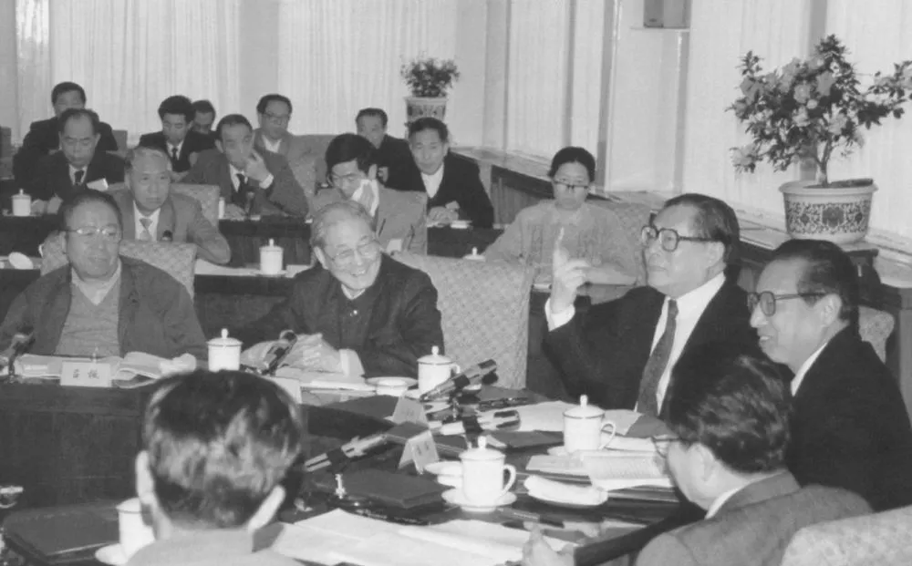 1991年4月，江泽民同志、宋平同志（前排左二）等与参加党建理论讨论会的代表座谈。新华社发