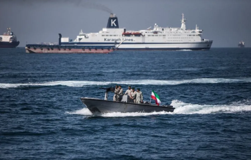 2019年4月30日，伊朗士兵在霍尔木兹海峡巡逻。新华社发（艾哈迈德·哈拉比萨斯摄）