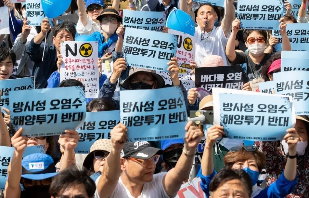 民众手举“反对向海洋倾倒放射性污染水”等标语在韩国首尔参加集会