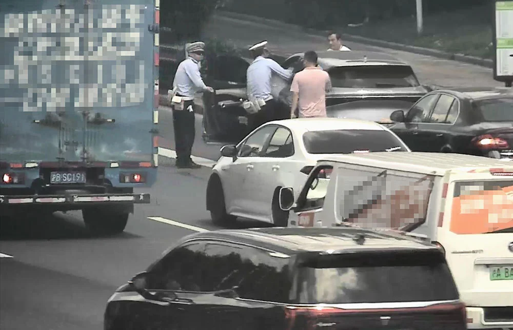 警民協(xié)助一起將駕駛員抬出車外