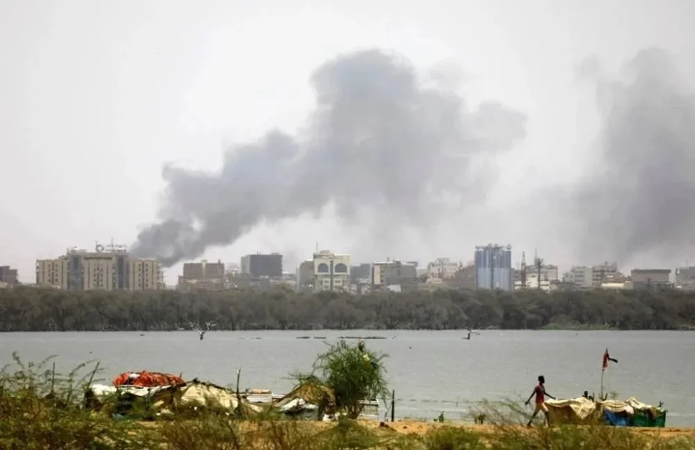 当地时间2023年4月15日，苏丹首都喀土穆冒出浓烟（来源：新华社）