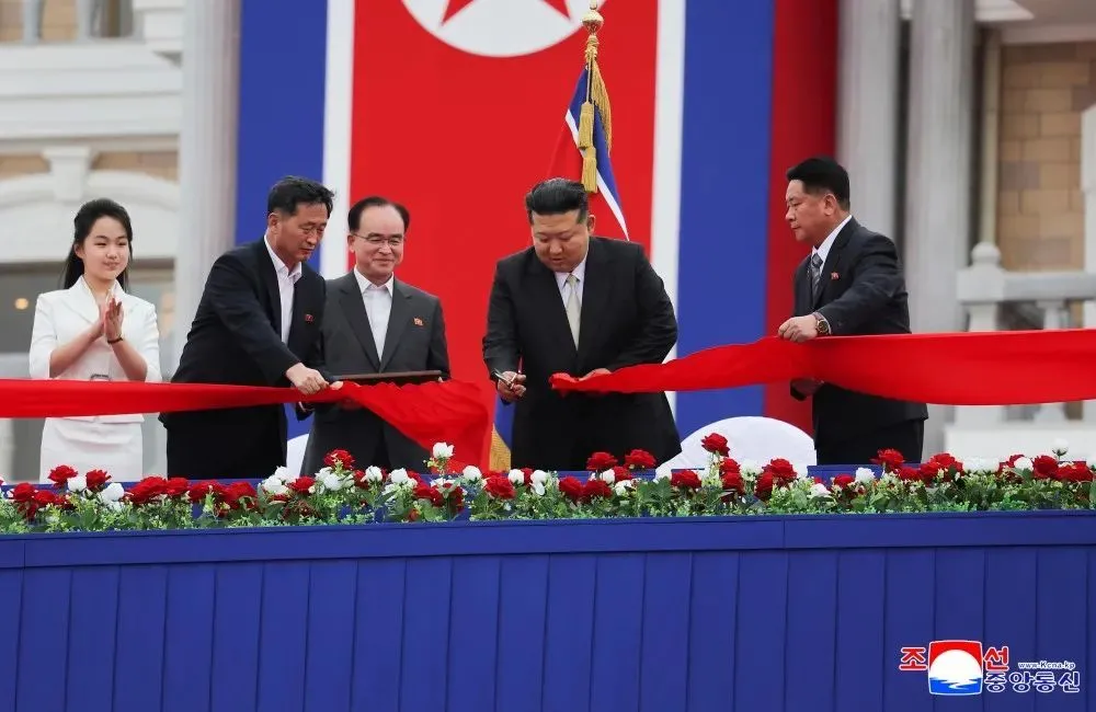 6月24日，朝鲜最高领导人金正恩出席元山葛麻海岸旅游区竣工典礼。图/朝中社