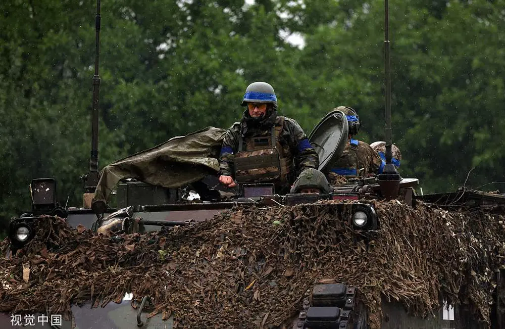 当地时间2023年6月11日，扎波罗热地区，乌克兰军人在装甲运兵车（APC）上。人民视觉 图