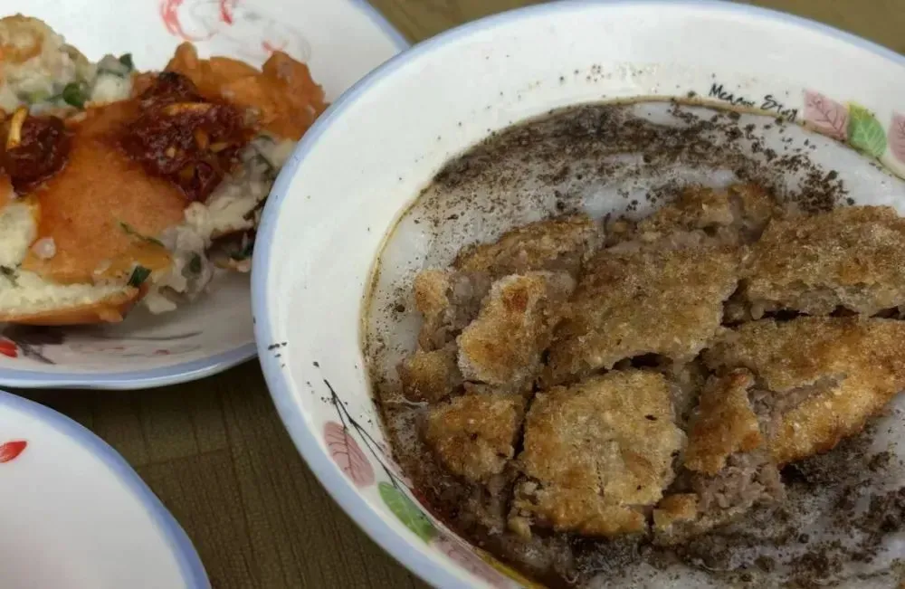 △油炸鸡蛋糕（左）和油炸粑稀饭（右）。（图/阿祯 摄）