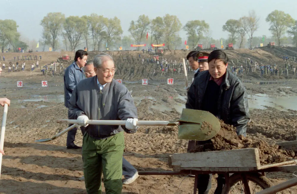 1991年11月13日，宋平同志（左）来到北京市通县（今通州区）张家湾凉水河整治工程工地参加劳动。新华社记者 刘建国 摄