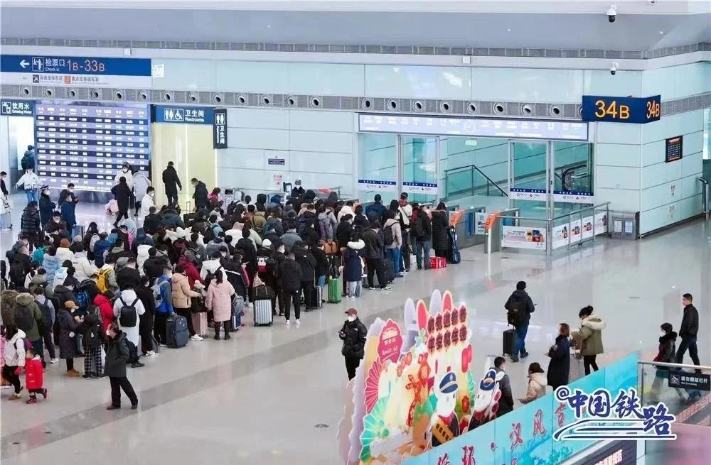 1月24日，西安北站等待检票的旅客。中国铁路 图