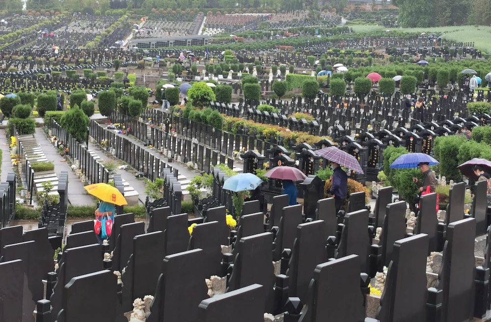 2022年3月20日，成都凤凰陵园，清明节将至，市民提前扫墓。
