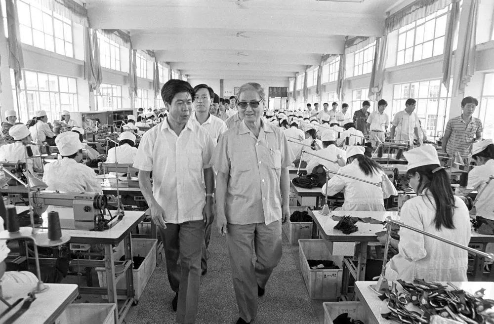 1990年8月14日，宋平同志（右）在山东省威海市文登区考察。新华社发