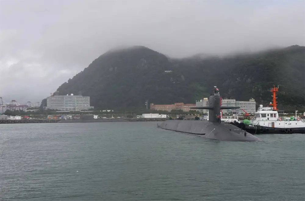 美军战略核潜艇“肯塔基”号停靠韩国釜山作战基地。