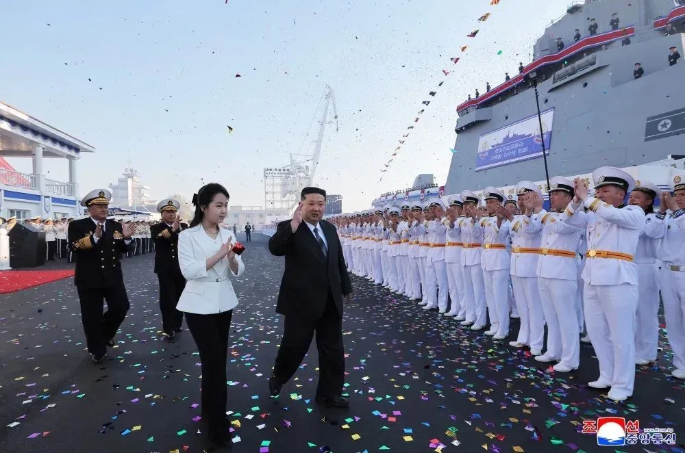 4月26日崔贤号驱逐舰下水时，金正恩携女出席庆祝仪式