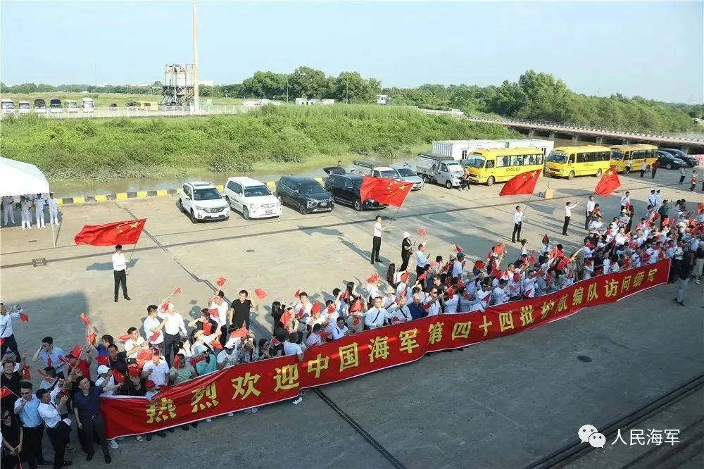 ��ͼΪ��ͷ��ӭ��Ⱥ�������Ǻ��죬���һ�ӭ�����ٱ���