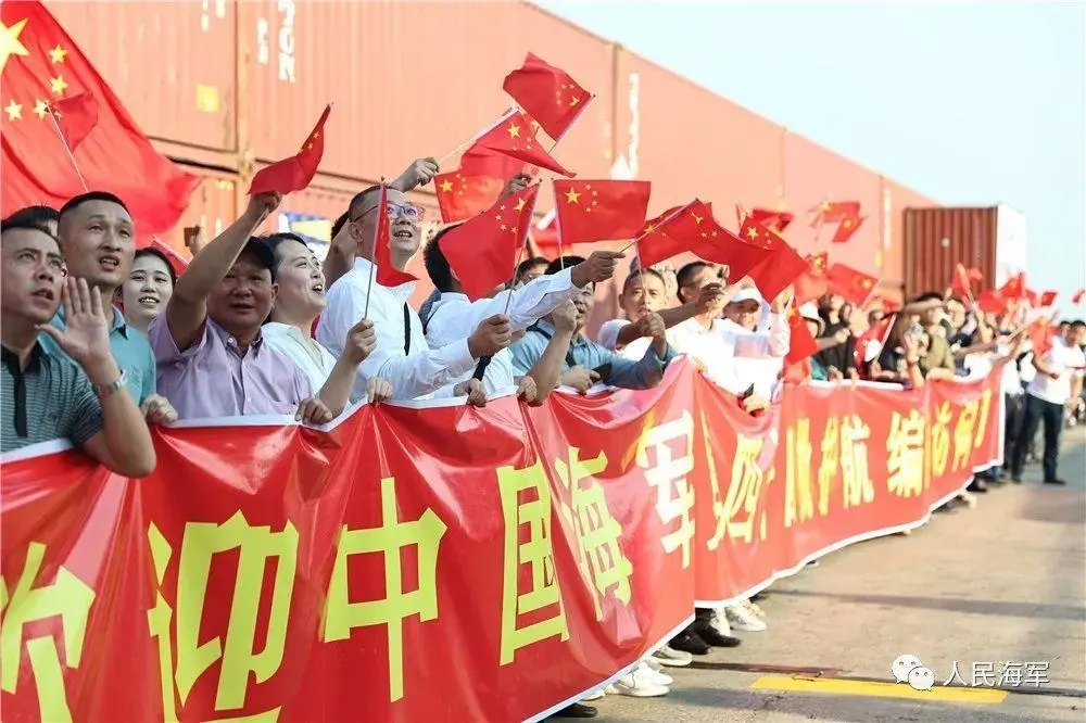 ��ͼΪ��ͷ��ӭ��Ⱥ�������Ǻ��죬���һ�ӭ�����ٱ���